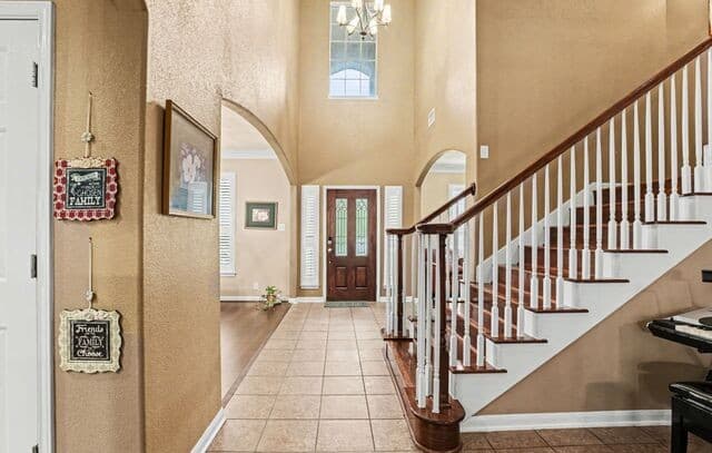 5-bedroom rental at 218 Enchanted Hl in San Antonio, TX — photo 4