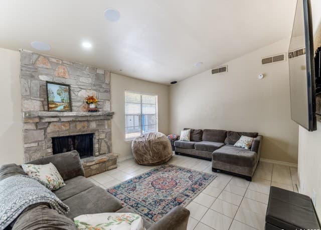 3-bedroom rental at 5615 Wood Climb St in San Antonio, TX — photo 2