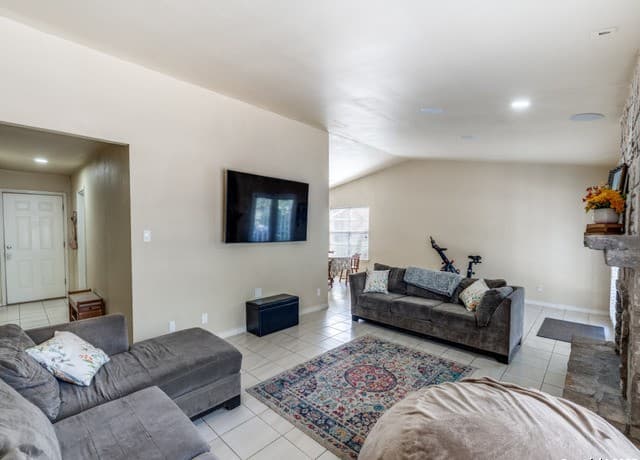 3-bedroom rental at 5615 Wood Climb St in San Antonio, TX — photo 3