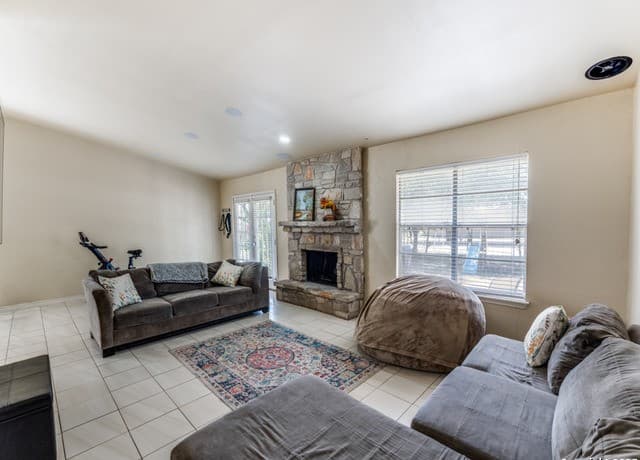 3-bedroom rental at 5615 Wood Climb St in San Antonio, TX — photo 4