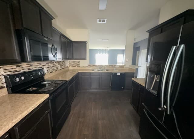 5-bedroom rental at 7342 Turnbow in San Antonio, TX — photo 2
