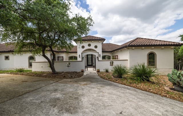 3-bedroom rental at 23869 Iron Horse in San Antonio, TX — photo 3