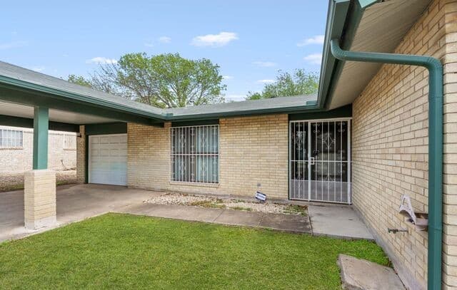 3-bedroom rental at 4874 Castle Rose in San Antonio, TX — photo 4