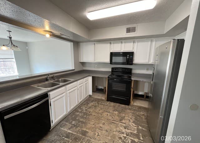 3-bedroom rental at 11343 Hatchet Pass Dr in San Antonio, TX — photo 2