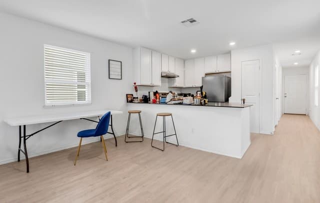 4-bedroom rental at 7614 Aston Cross in San Antonio, TX — photo 5