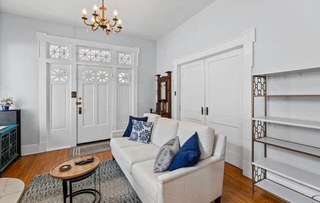 4-bedroom rental at 525 W Magnolia Ave in San Antonio, TX — photo 4
