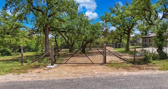 rental at 1136 Mendelin Dr in San Antonio, TX — photo 1