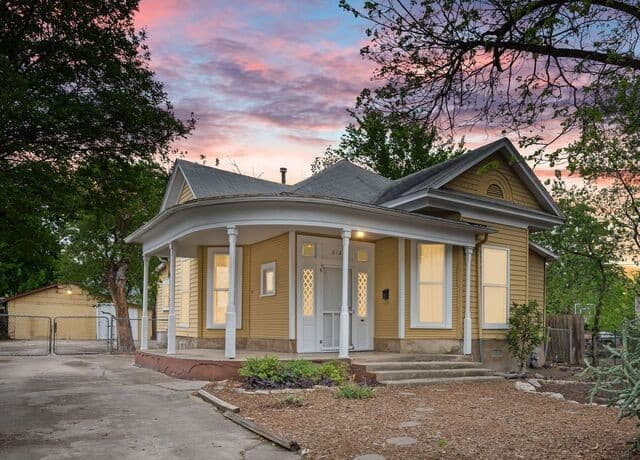 2-bedroom rental at 612 N Pine Street in San Antonio, TX — photo 1
