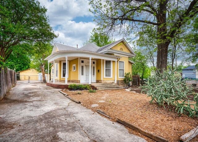 2-bedroom rental at 612 N Pine Street in San Antonio, TX — photo 2
