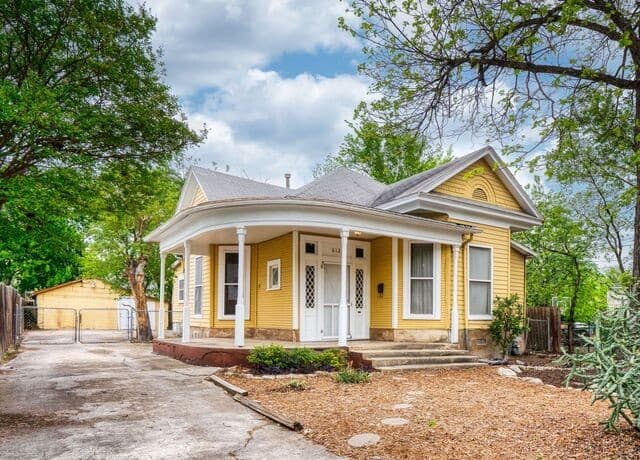 2-bedroom rental at 612 N Pine Street in San Antonio, TX — photo 3