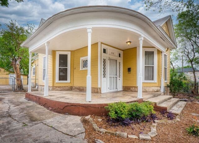 2-bedroom rental at 612 N Pine Street in San Antonio, TX — photo 4