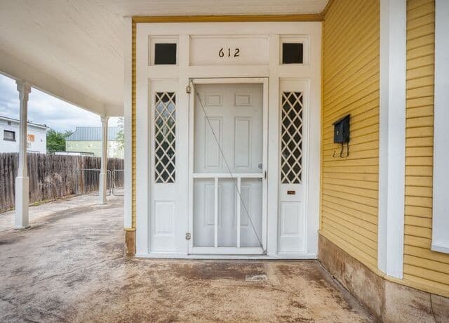 2-bedroom rental at 612 N Pine Street in San Antonio, TX — photo 5