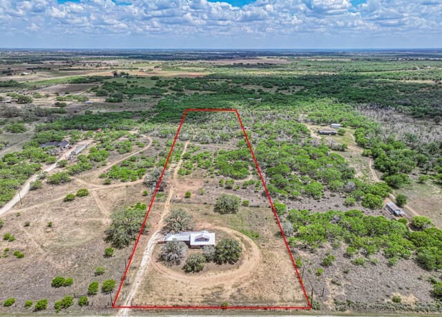 3-bedroom rental at 1271 County Road 119 in Floresville, TX — photo 2