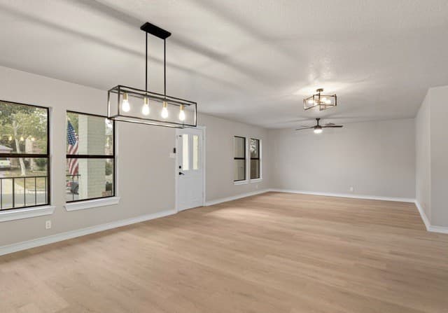 6-bedroom rental at 7738 Oakhill Park in San Antonio, TX — photo 2