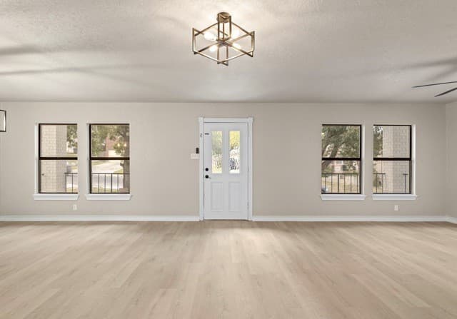 6-bedroom rental at 7738 Oakhill Park in San Antonio, TX — photo 3