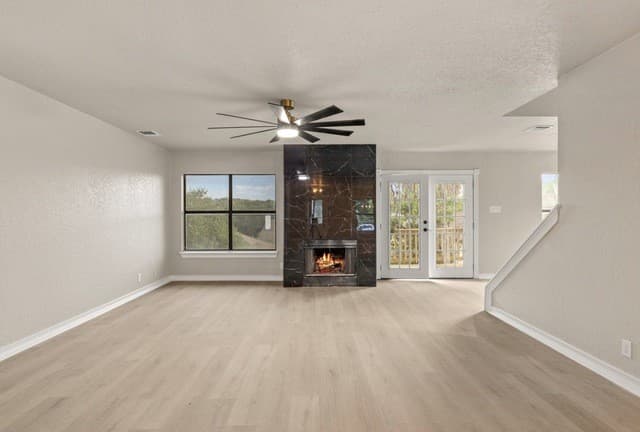 6-bedroom rental at 7738 Oakhill Park in San Antonio, TX — photo 4