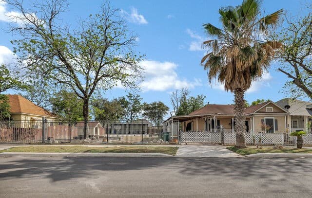 2-bedroom rental at 1518 W Travis in San Antonio, TX — photo 1
