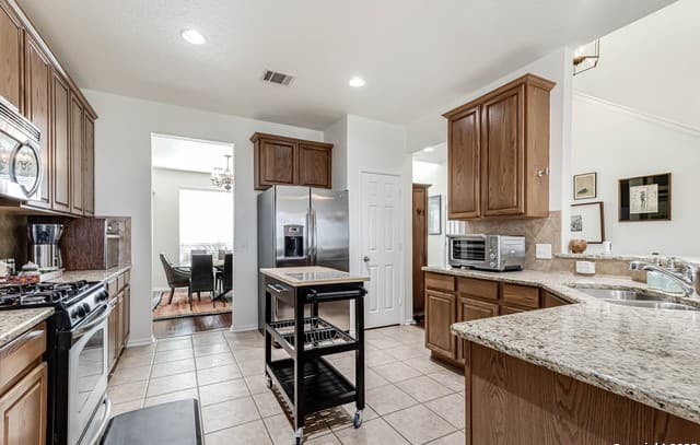 4-bedroom rental at 21935 Ruby Run in San Antonio, TX — photo 2