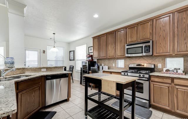 4-bedroom rental at 21935 Ruby Run in San Antonio, TX — photo 3