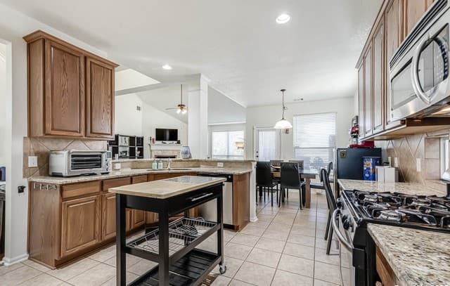 4-bedroom rental at 21935 Ruby Run in San Antonio, TX — photo 4