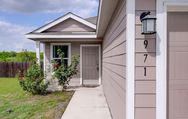 3-bedroom rental at 971 Elder Bnd in San Antonio, TX — photo 2