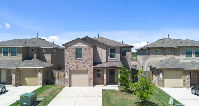 4-bedroom rental at 13527 Hummel Loop in San Antonio, TX — photo 1