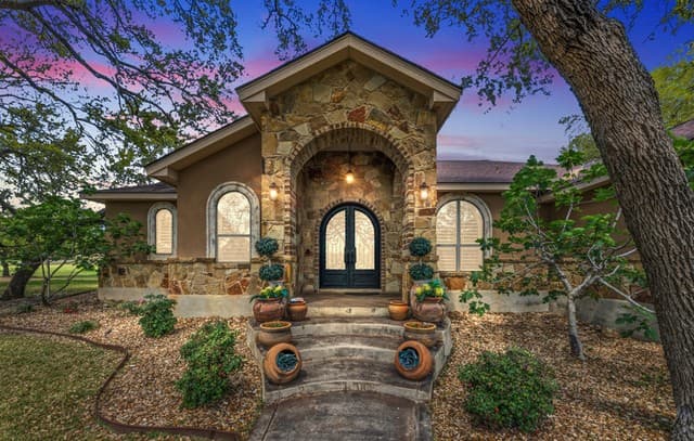 3-bedroom rental at 128 Bucks in La Vernia, TX — photo 1