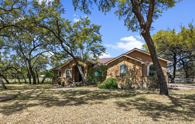 3-bedroom rental at 128 Bucks in La Vernia, TX — photo 2