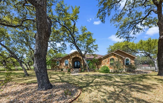 3-bedroom rental at 128 Bucks in La Vernia, TX — photo 3