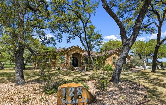 3-bedroom rental at 128 Bucks in La Vernia, TX — photo 4