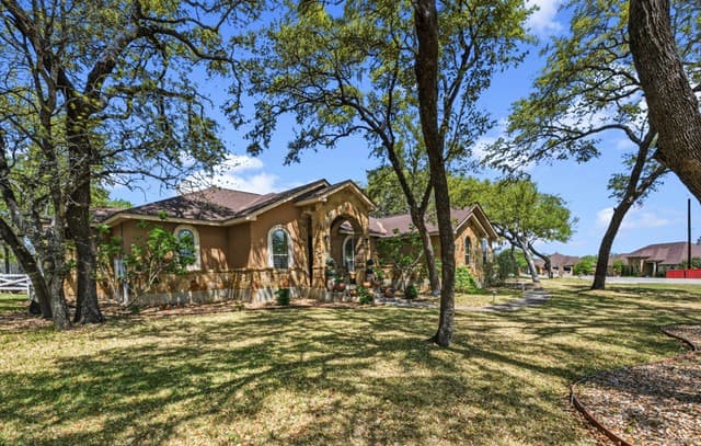 3-bedroom rental at 128 Bucks in La Vernia, TX — photo 5