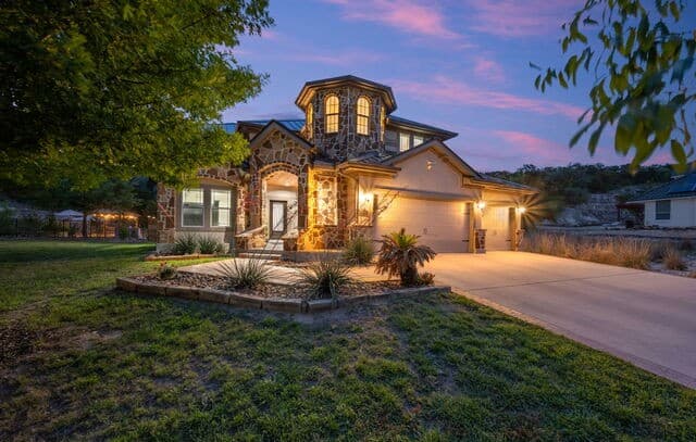 4-bedroom rental at 18118 Resort View in San Antonio, TX — photo 1