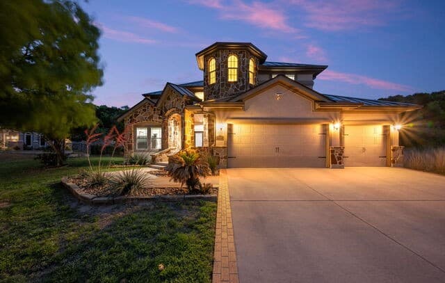 4-bedroom rental at 18118 Resort View in San Antonio, TX — photo 2