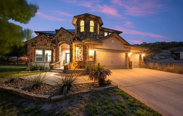 4-bedroom rental at 18118 Resort View in San Antonio, TX — photo 3