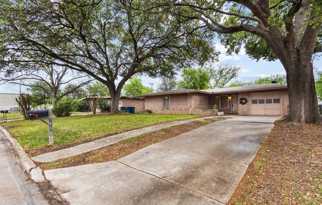 4-bedroom rental at 558 Cicero in San Antonio, TX — photo 2