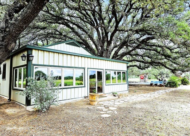 rental at 799 County Road 6612 in Devine, TX — photo 1
