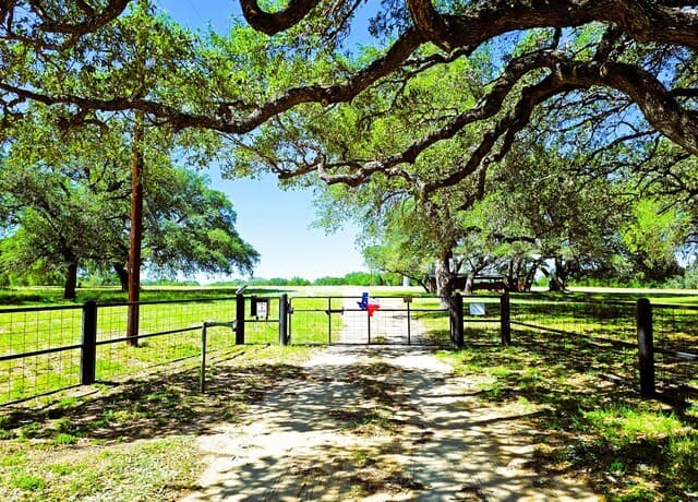 5-bedroom home for sale at 799 County Road 6612 in Devine TX