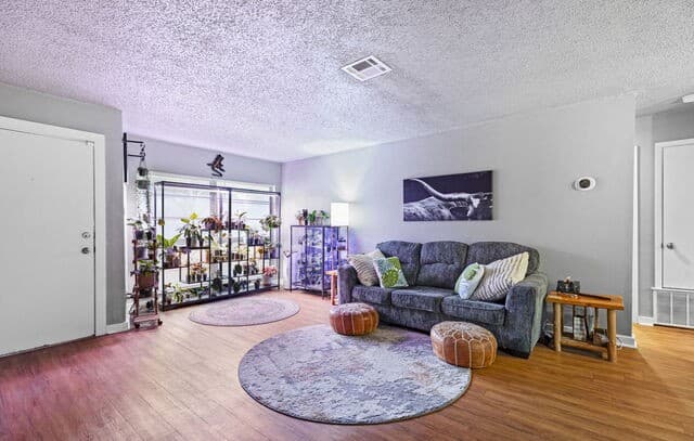 3-bedroom rental at 5250 Gordon Cooper in Kirby, TX — photo 4