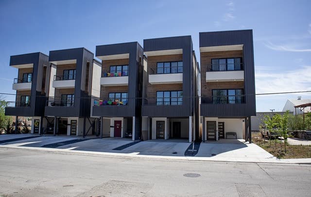 3-bedroom rental at 130 E Lachapelle in San Antonio, TX — photo 2