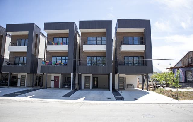 3-bedroom rental at 130 E Lachapelle in San Antonio, TX — photo 3