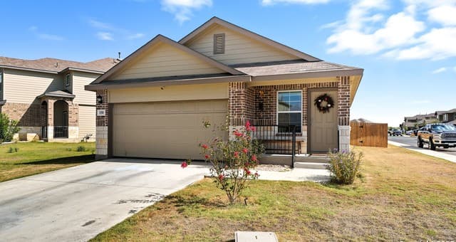 3-bedroom rental at 150 Legendary Trail Loop in Floresville, TX — photo 3