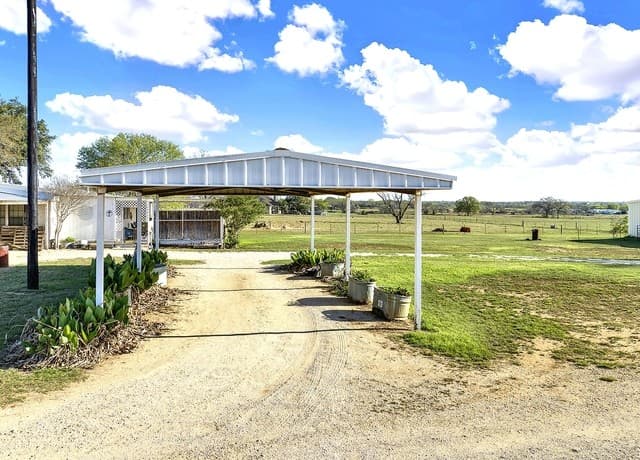 rental at 4680 Mount Olive Rd in Adkins, TX — photo 3