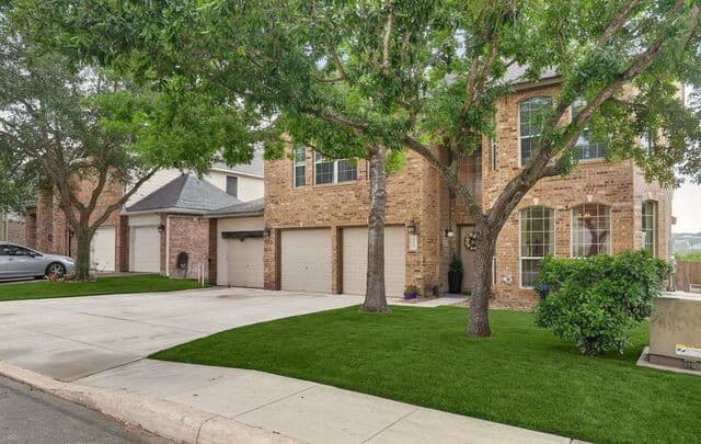 5-bedroom rental at 25019 Catalan Clf in San Antonio, TX — photo 3
