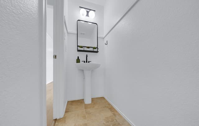 4-bedroom rental at 27003 Rustic Cabin in San Antonio, TX — photo 1