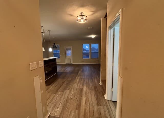 6-bedroom rental at 423 Rustic Willow in Selma, TX — photo 3