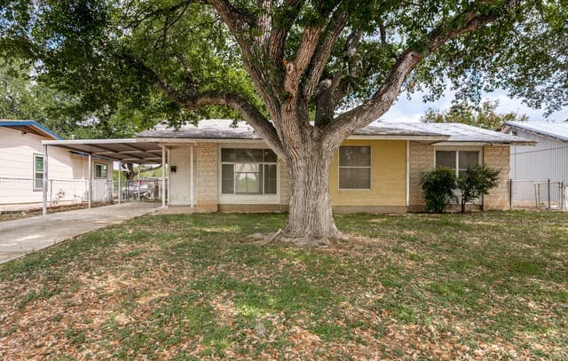 3-bedroom rental at 3615 Woodville Dr in San Antonio, TX — photo 2