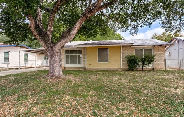 3-bedroom rental at 3615 Woodville Dr in San Antonio, TX — photo 3