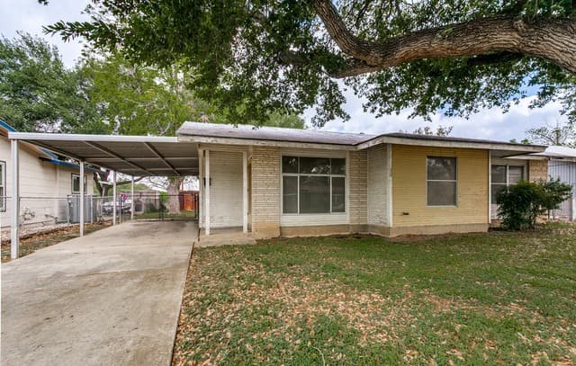 3-bedroom rental at 3615 Woodville Dr in San Antonio, TX — photo 4