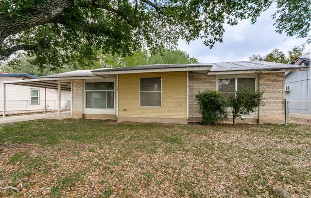 3-bedroom rental at 3615 Woodville Dr in San Antonio, TX — photo 5