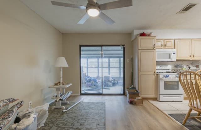3-bedroom rental at 4410 Summer Wind St in San Antonio, TX — photo 5